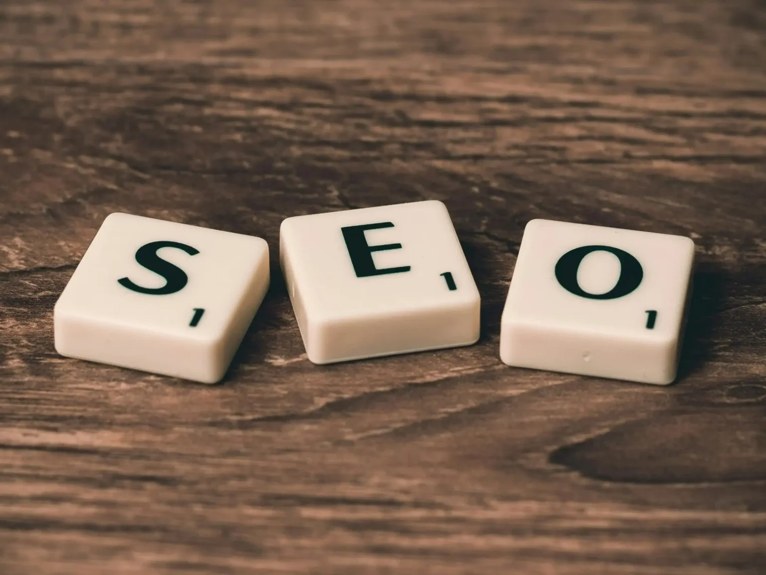 Buchstaben, die das Wort SEO bilden
